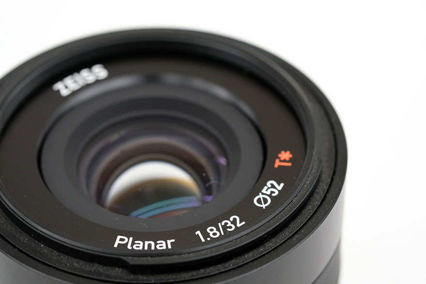 カメラ レンズ(単焦点) Carl Zeiss Touit 1.8/32 Xマウントの標準レンズをレビュー｜ デジタル 