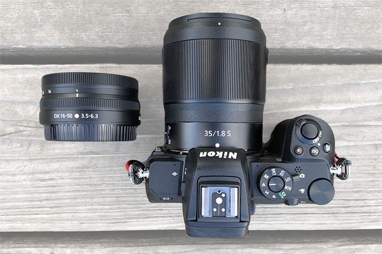 Nikon Z50 左：Z 35mm f/1.8 S　右：Z DX 16-50mm f/3.5-6.3 VR 大きさ比較