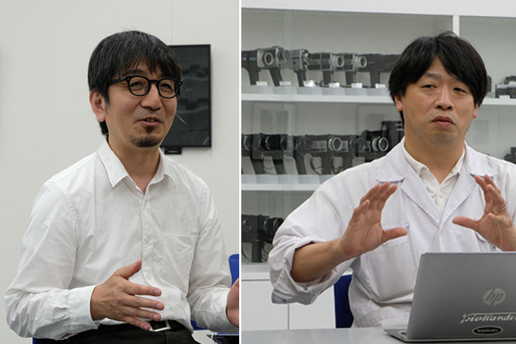 フジヤカメラ北原さん（左）、株式会社コシナ 商品宣伝広告担当 佐藤さん（右）