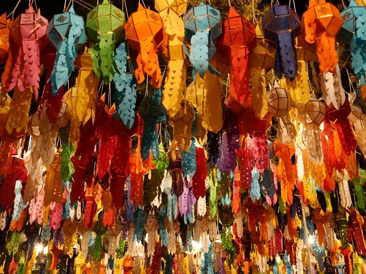 チェンマイの街には灯篭が飾り付けられる