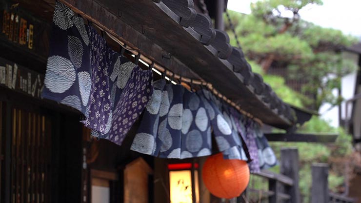 SONY α7Ⅲで撮影した古い建物ののれんと提灯の画像