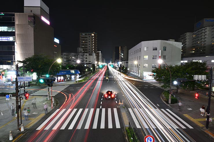 Nikon αD850 + TAMRON 17-35mm F/2.8-4 Di OSD (Model A037) で撮影した夜の交差点の画像