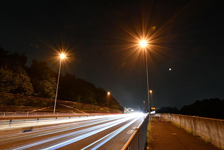 Nikon αD850 + TAMRON 17-35mm F/2.8-4 Di OSD (Model A037)で撮影した夜の道路の画像