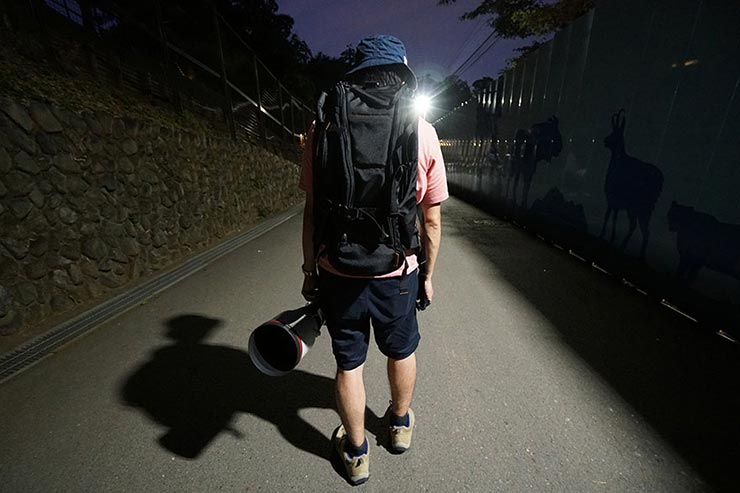 SONY FE 400mm F2.8 GM OSSを持って歩いている男性の画像