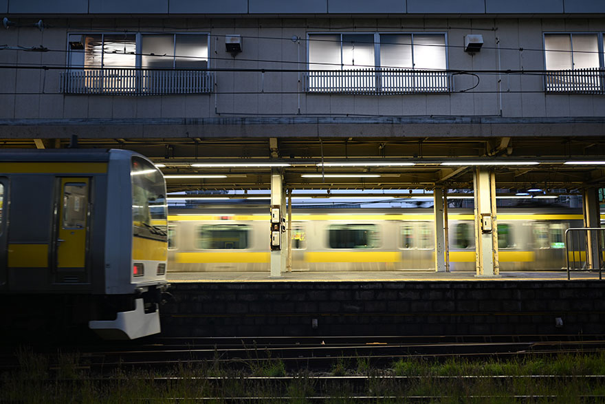 Nikon Z7 + Nikon NIKKOR Z 35mm f/1.8 Sで撮影した駅のホームの画像