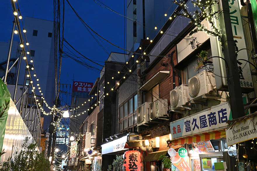 Nikon Z7 + Nikon NIKKOR Z 35mm f/1.8 Sで撮影した飲み屋街の画像
