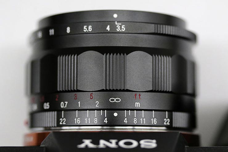 Voigtlander COLOR-SKOPAR 21mm F3.5 Aspherical E-mount を横から撮影した画像