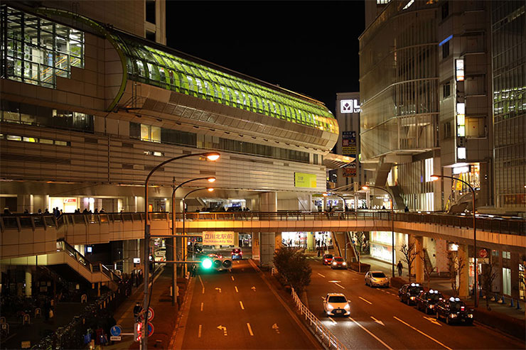 Canon EOS R　1/80　f2.0　ISO1250　露出補正±0　焦点距離60mmで撮影した駅の画像
