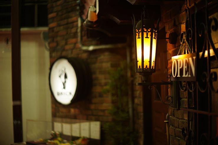 SONY α7III + Leica NOCTILUX 50mm F1.2で撮影したバーの入り口の画像