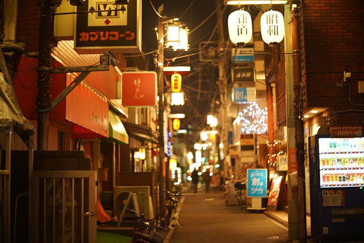 SONY α7III + Leica NOCTILUX 50mm F1.2で撮影した飲み屋街の画像