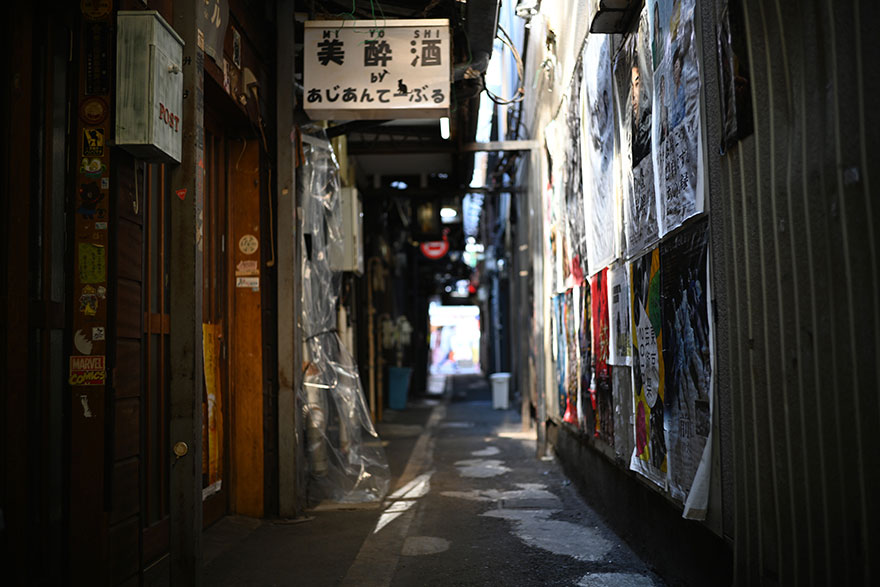 Nikon Z7にVoigtlander ULTRON Vintage Line 35mm F2 Aspherical VM装着して撮影した飲み屋街の画像