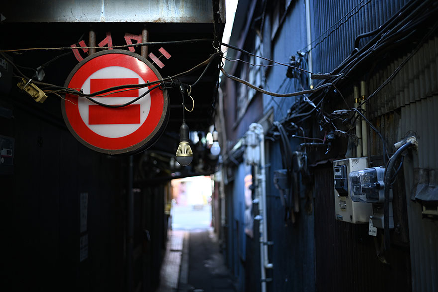 Nikon Z7にVoigtlander ULTRON Vintage Line 35mm F2 Aspherical VM装着して撮影した飲み屋の看板の画像