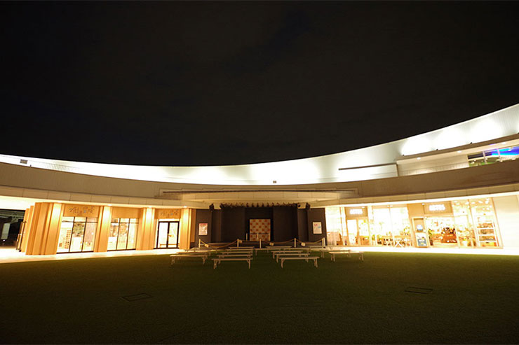 PENTAX KPにRICOH IMAGING HD PENTAX-DA★11-18mmF2.8ED DC AWを装着して夜に撮影した建物の画像