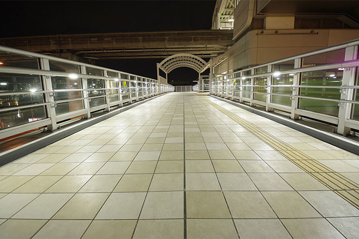 PENTAX KPにRICOH IMAGING HD PENTAX-DA★11-18mmF2.8ED DC AWを装着して夜に撮影した歩道橋の画像