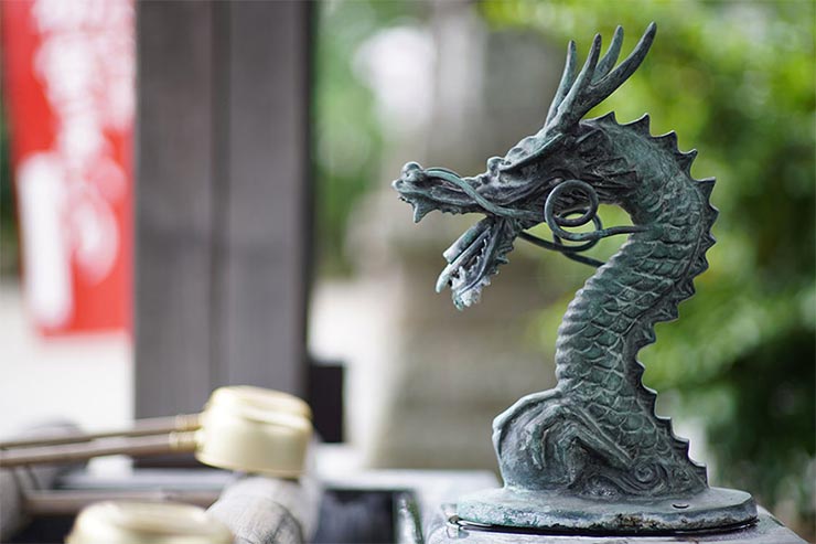 SONY α6400と7Artisans (七工匠)  55mm F1.4を組み合わせて撮影した神社の手水の画像