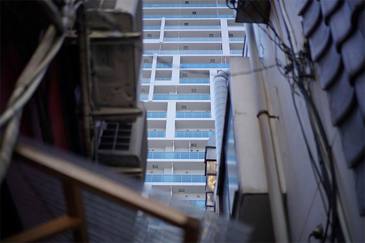 SONY α7RIIIとSAMYANG AF 45mm F1.8 FEを組み合わせて撮影したビルの画像