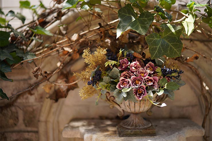 SONY α7RIIIとSAMYANG AF 45mm F1.8 FEを組み合わせて撮影した造花の花瓶の画像