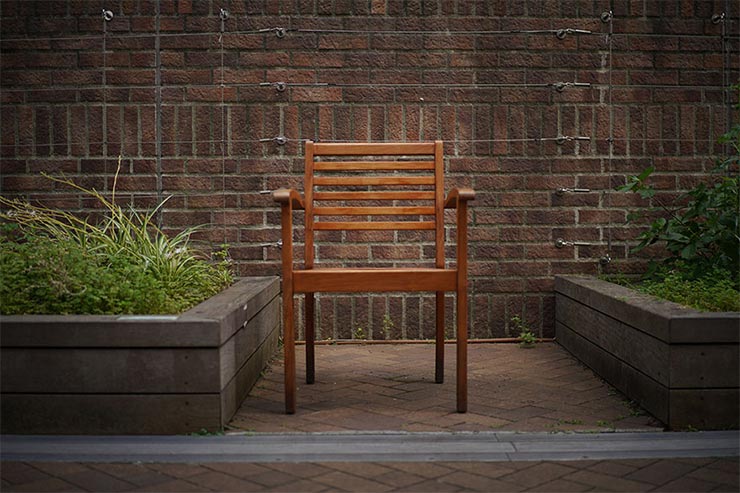 SONY α7RIIIとSAMYANG AF 45mm F1.8 FEを組み合わせて撮影した椅子の画像