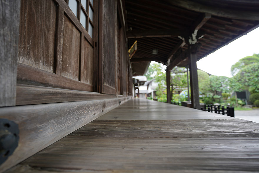 SONY a7RIIIとTAMRON 17-28mm F/2.8 Di III RXDを組み合わせて撮影した軒先の画像