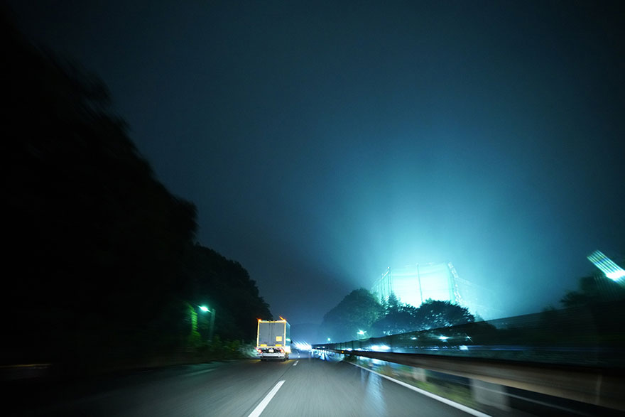 SONY a7RIIIとTAMRON 17-28mm F/2.8 Di III RXDを組み合わせて夜に撮影した車道の画像