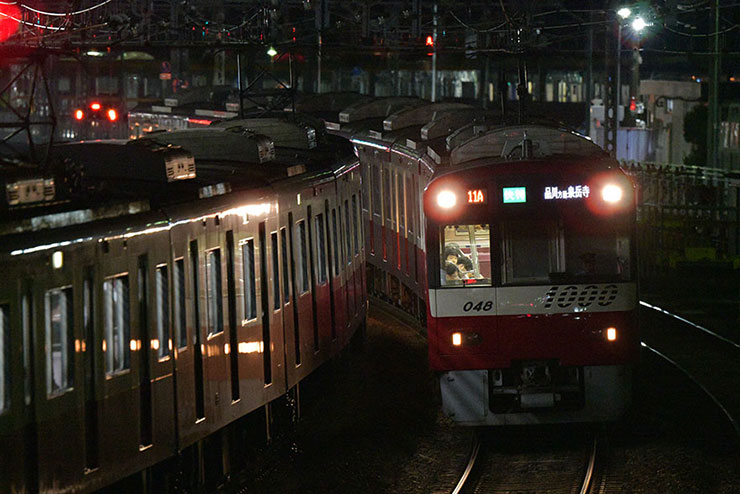 夜の線路を走る電車の画像