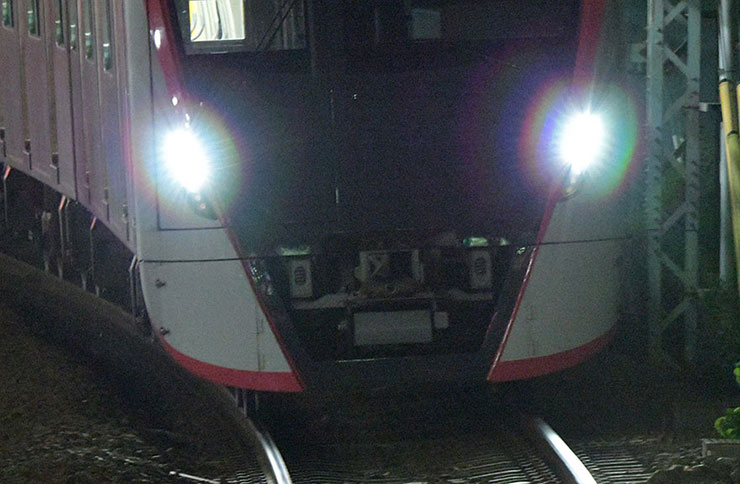 夜の線路を走る電車の画像（ヘッドライト拡大）