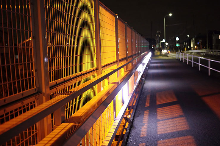 夜の金網の画像