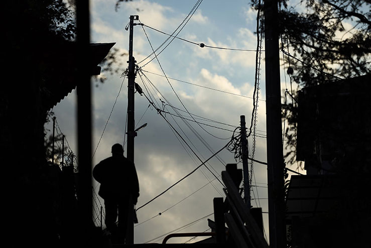 階段をのぼる男性の画像