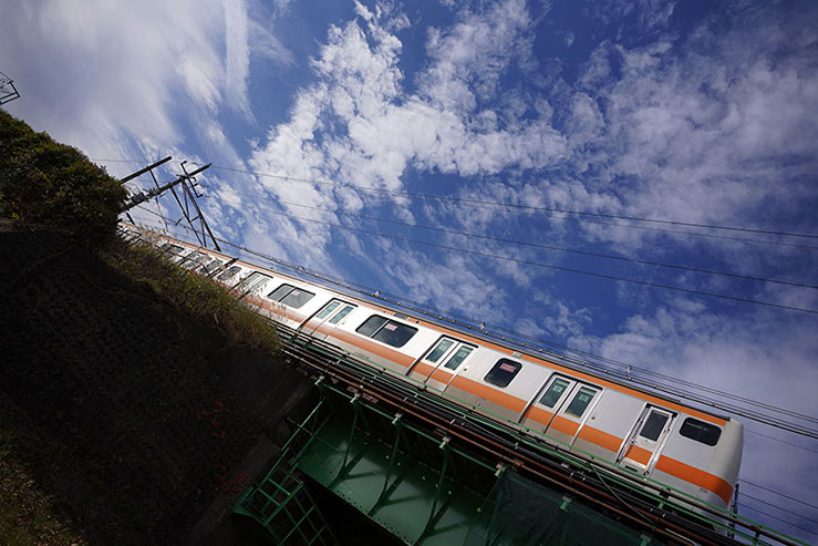 青空と中央線電車の画像