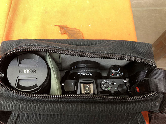 Nikon Z50と専用の望遠レンズとDOMKEの小型カメラバックの画像