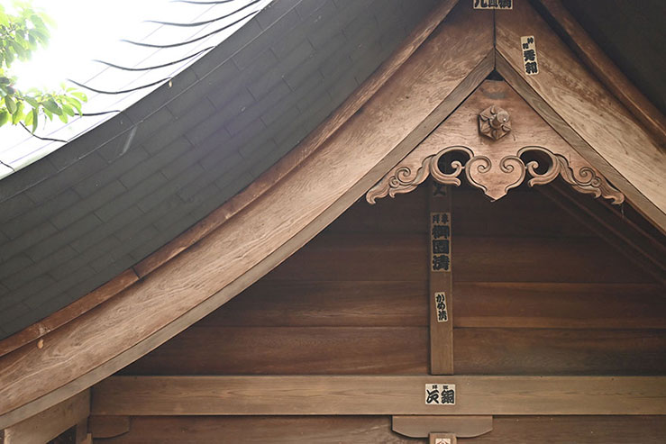 神社の屋根の画像