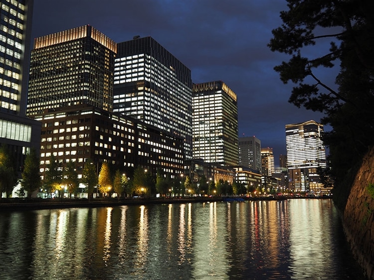 OLYMPUS OM-D EM-5 MarkIIIで撮影した夜の川べりのビル群の画像
