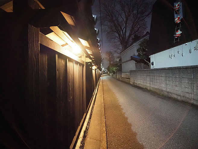 道端の灯りの画像