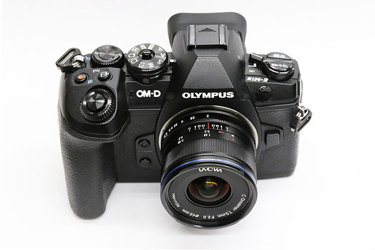 7.5mm F2 MFTを付けたカメラの画像