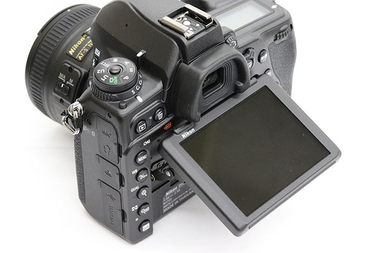 レンズをつけたNikon D780の画像