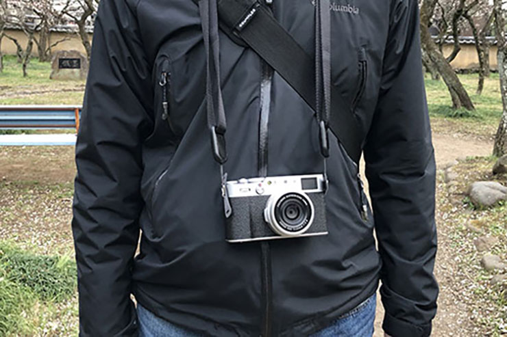 X100Vを首から下げた画像