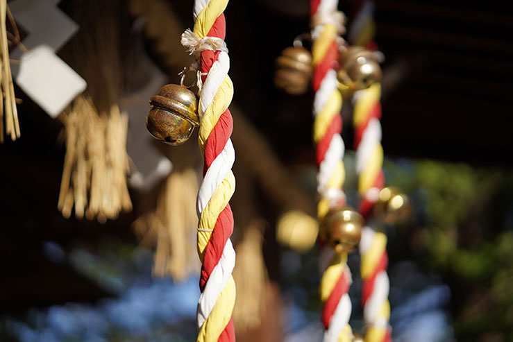 神社の鈴乃緒の画像