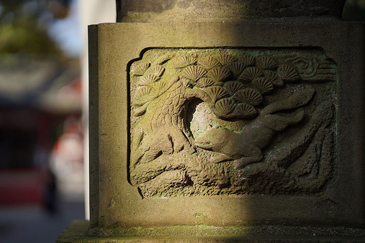 神社にある狐の台座の画像