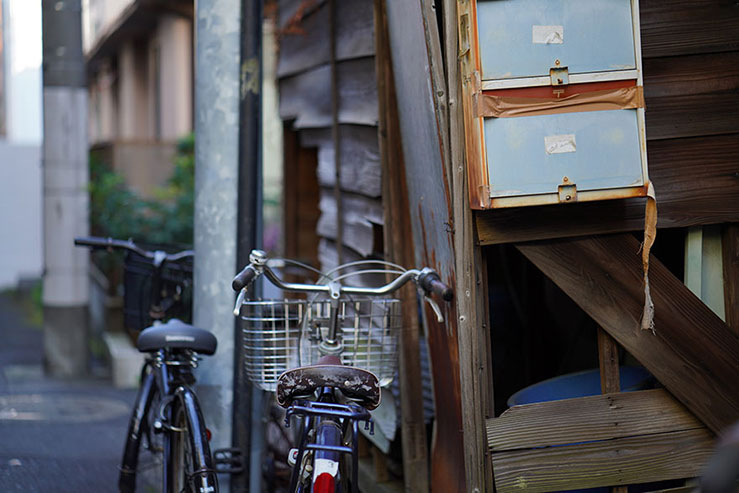 路地裏の自転車の画像