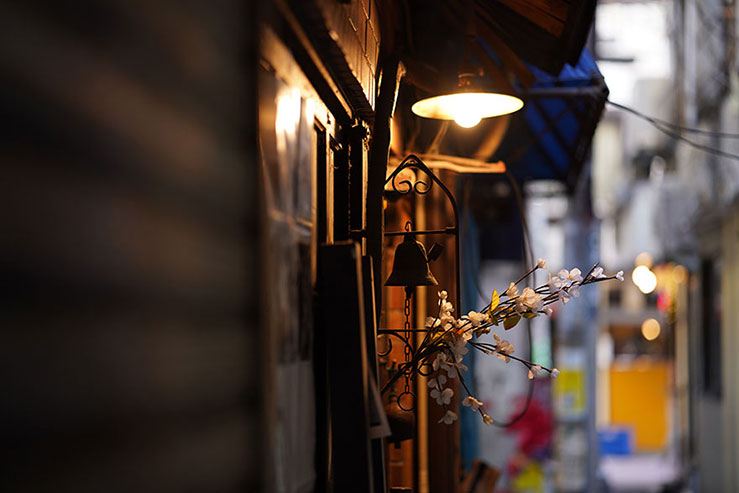 飲み屋の軒先にある灯りの画像