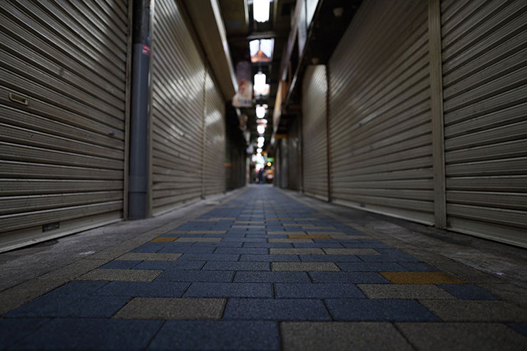 シャッターが閉まった商店街の画像