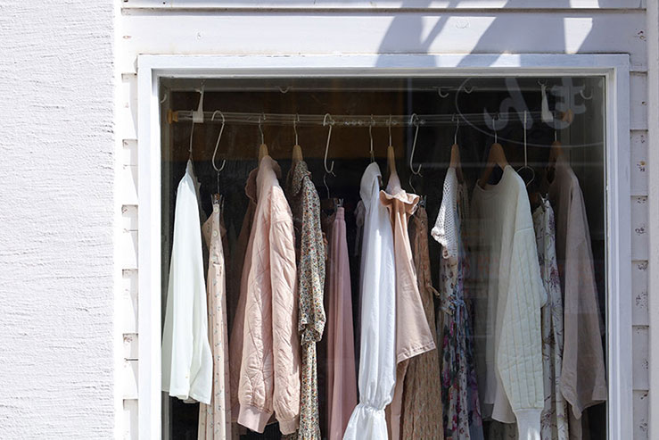 洋服店のショーウィンドウの画像