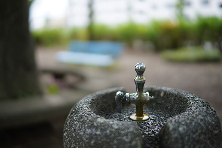公園の水飲み場の画像
