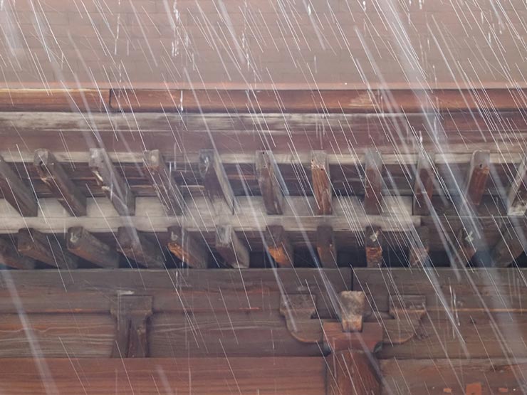雨と軒下の画像