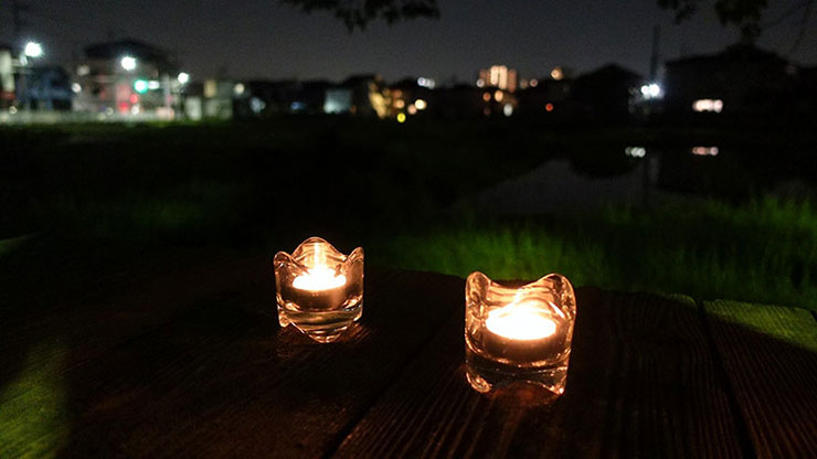 テーブルに置かれたキャンドルの画像