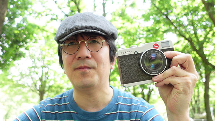 ライカカメラを持った自撮り画像