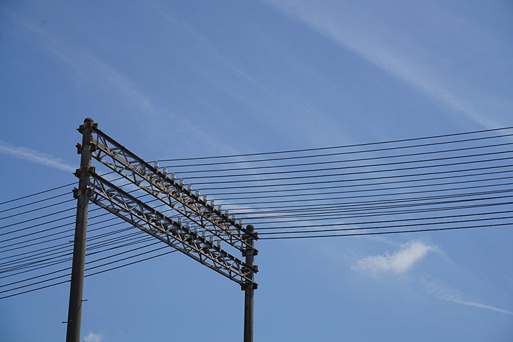 青空をバックにした電線の画像