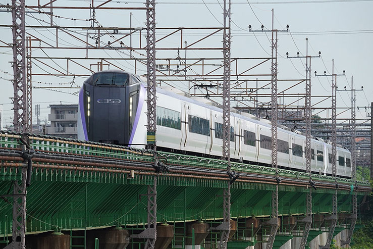 鉄橋を渡る中央線あずさ号の画像