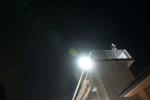 夜の建物の外灯の画像