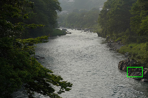 川辺の岩の画像